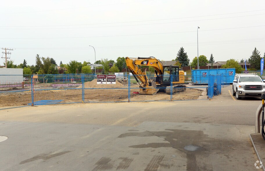 275 Carnegie Dr, St. Albert, AB à louer - Photo du bâtiment - Image 3 de 6