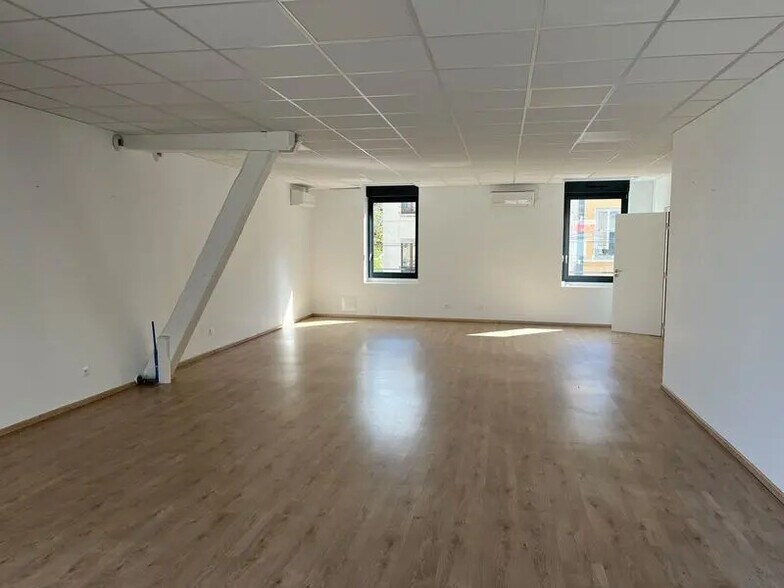 Bureau dans Villeurbanne à louer - Photo du bâtiment - Image 2 de 5