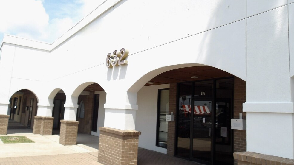 632 N Ed Carey Dr, Harlingen, TX à louer - Photo du bâtiment - Image 2 de 8