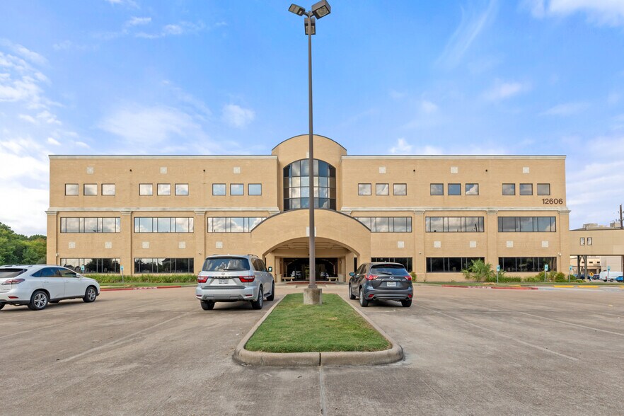 12606 W Houston Center Blvd, Houston, TX à louer - Photo du bâtiment - Image 2 de 7