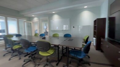 337-347 Park Ave, Pewaukee, WI à louer - Vidéo sur l’inscription commerciale 