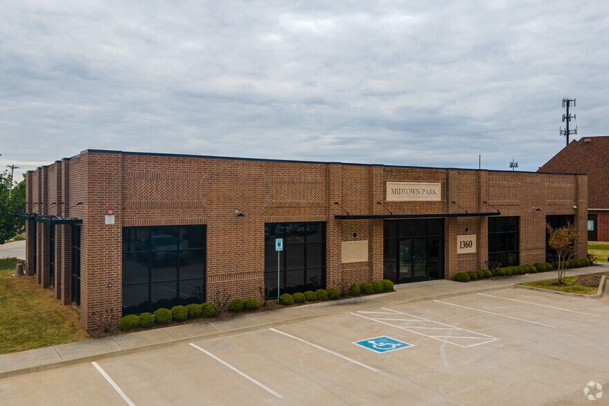 1360 N Fretz Dr, Edmond, OK à louer - Photo du bâtiment - Image 2 de 13