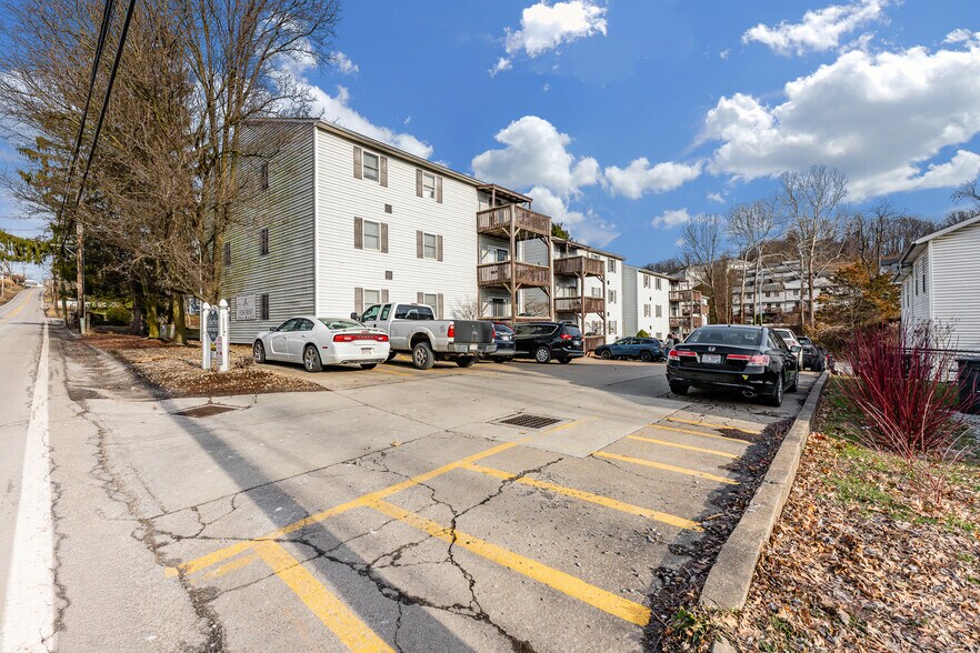 940 Stewart St, Morgantown, WV à vendre - Photo du bâtiment - Image 3 de 56