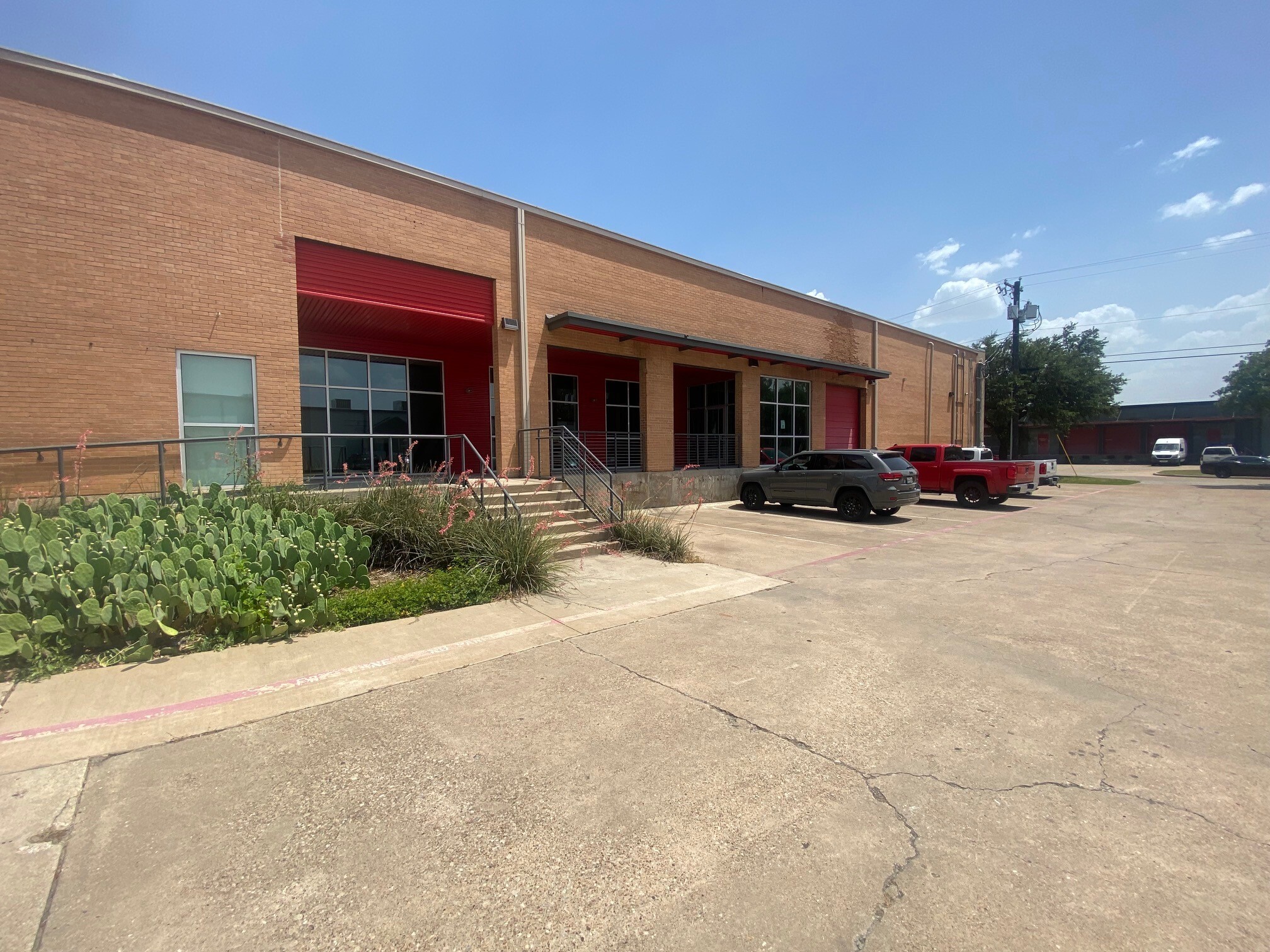 2320 Valdina St, Dallas, TX for lease Building Photo- Image 1 of 15