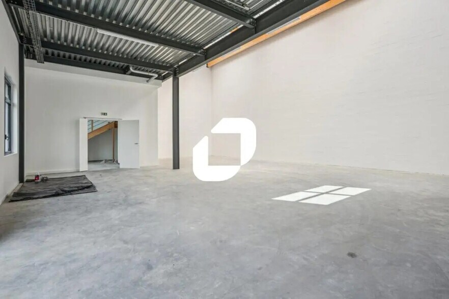 Flex in Lieusaint for sale - Interior Photo - Image 2 of 11