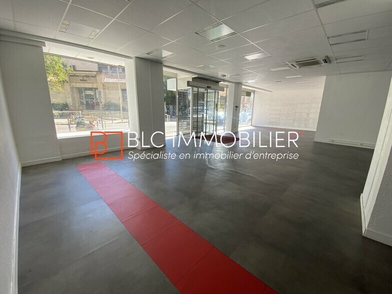 Retail in Marseille for lease - Interior Photo - Image 2 of 11