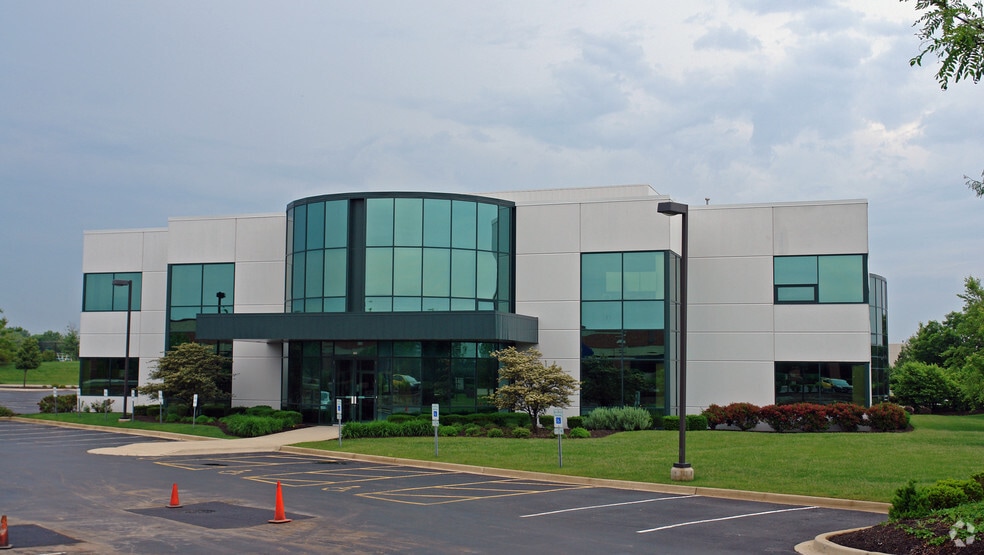 7020 High Grove Blvd, Burr Ridge, IL for lease - Building Photo - Image 1 of 8
