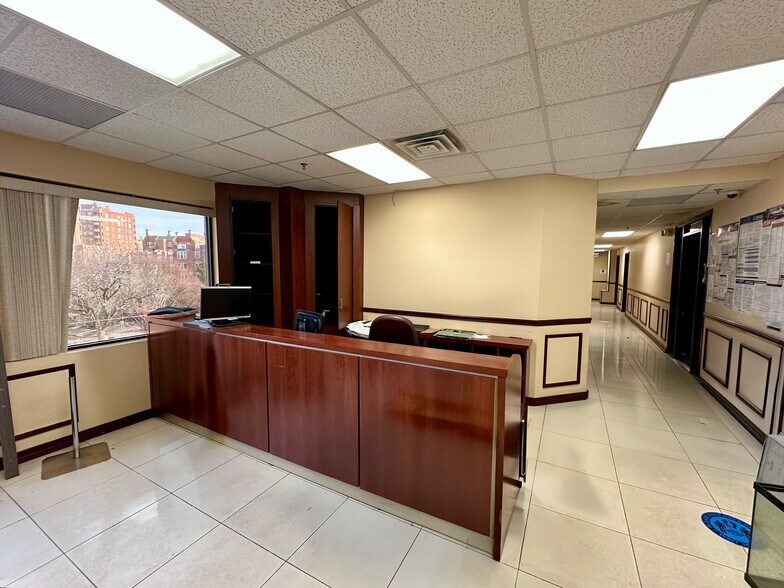 1009 Brighton Beach Ave, Brooklyn, NY for lease - Interior Photo - Image 2 of 9