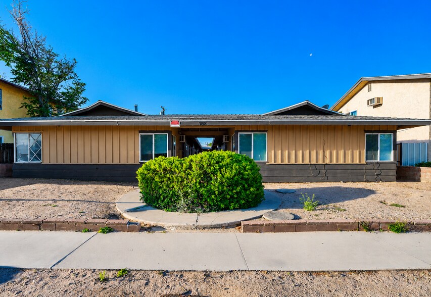 342 E Lancaster Blvd, Lancaster, CA à vendre - Photo principale - Image 1 de 11