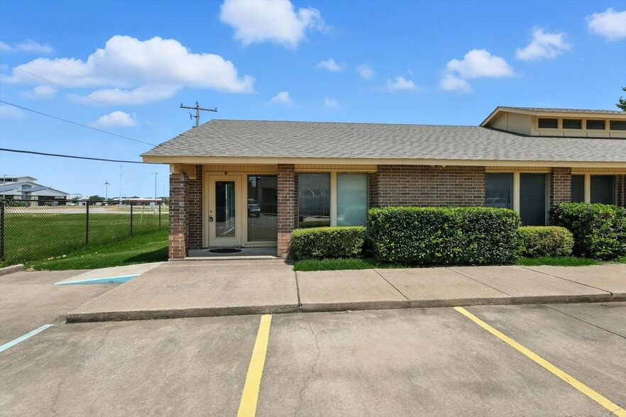 2218 Michigan Ave, Arlington, TX for lease - Building Photo - Image 2 of 17