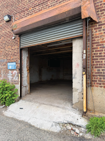 51-18 Grand Ave, Maspeth, NY à louer - Photo du bâtiment - Image 2 de 3