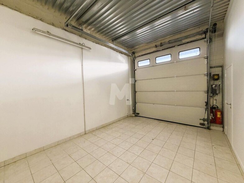 Office in Morangis for lease - Interior Photo - Image 3 of 10