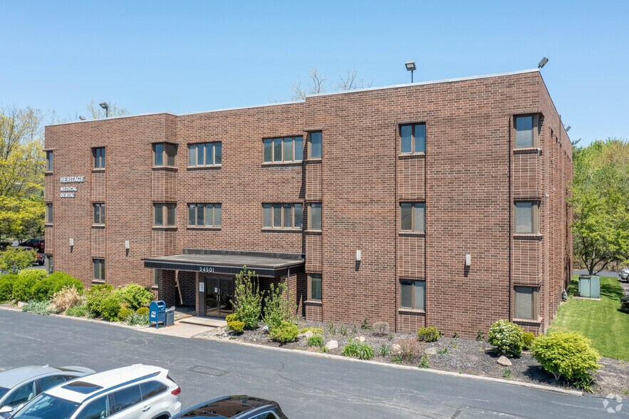 34501 Aurora Rd, Solon, OH à louer - Photo du bâtiment - Image 2 de 15