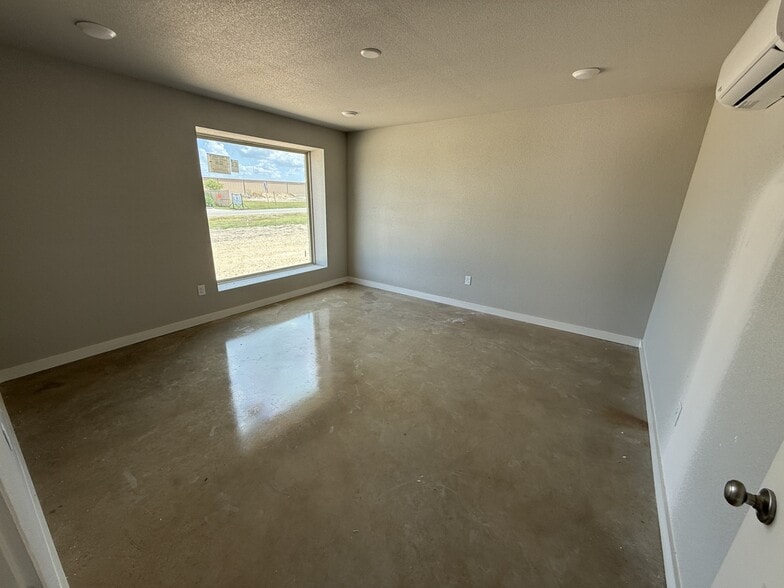 7990 Old Bastrop Rd, New Braunfels, TX for lease - Building Photo - Image 3 of 10
