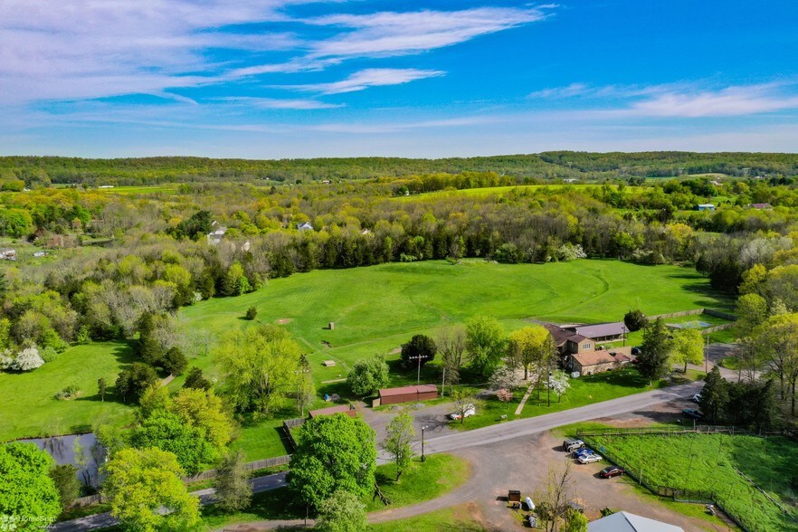 2071 Baus Rd, East Greenville, PA à vendre - Photo du bâtiment - Image 3 de 59