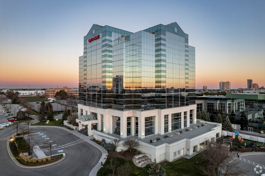 100 Milverton Dr, Mississauga, ON à louer - Photo du bâtiment - Image 2 de 8