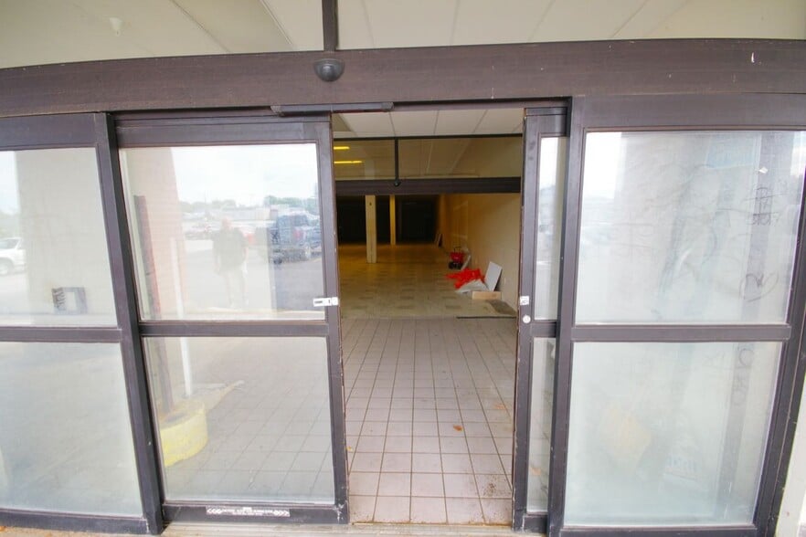 2820 W Locust St, Davenport, IA for lease - Building Photo - Image 3 of 22