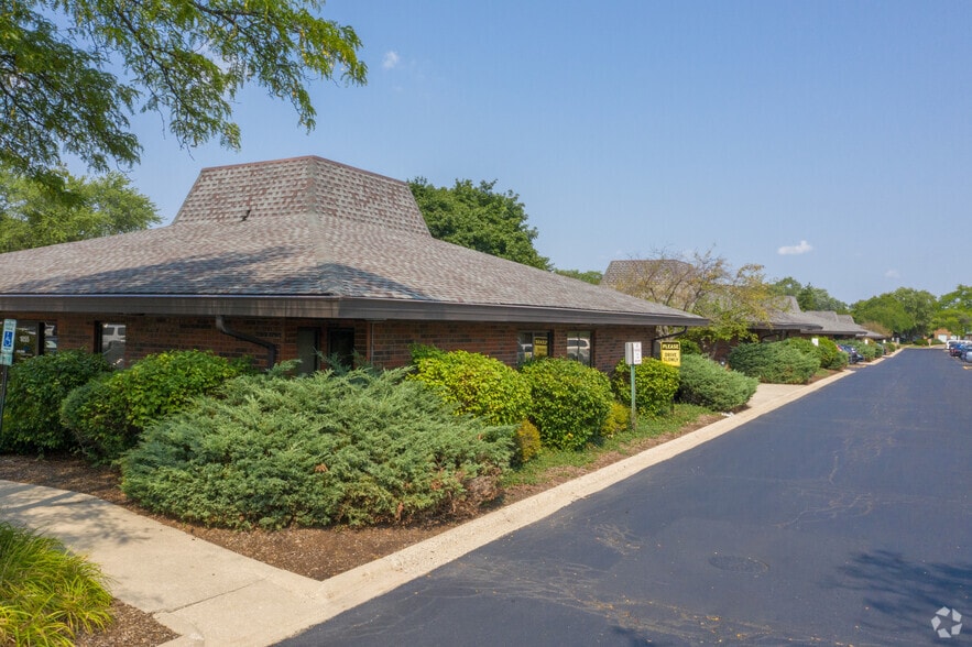 1803 Hicks Rd, Rolling Meadows, IL à louer - Photo du bâtiment - Image 2 de 9
