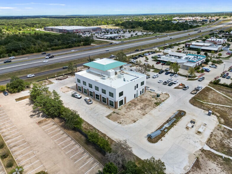4270 SH-6, College Station, TX à louer - Photo du bâtiment - Image 3 de 7