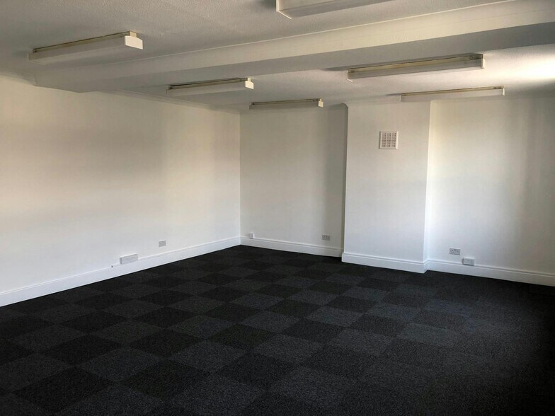 22-24 Claremont Rd, Surbiton à louer - Photo du bâtiment - Image 2 de 6