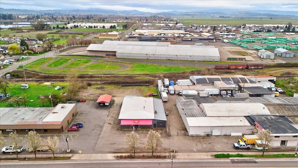 890 N Main St, Independence, OR à vendre - Photo du bâtiment - Image 2 de 50