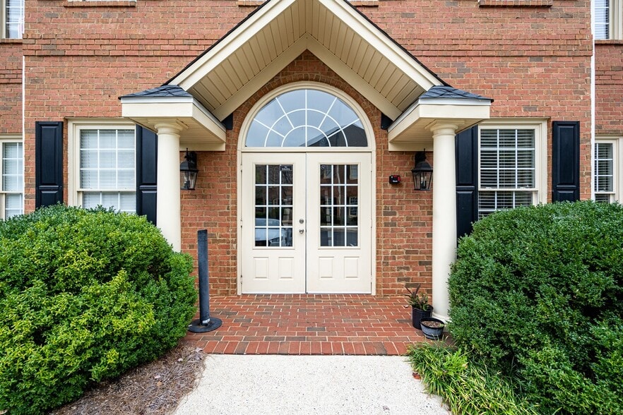 295 W Crossville Rd, Roswell, GA à louer - Photo du bâtiment - Image 2 de 20