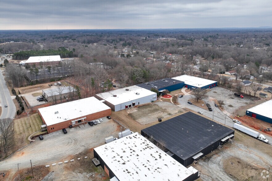 705 Baker Ct, High Point, NC à louer - Photo du bâtiment - Image 3 de 6