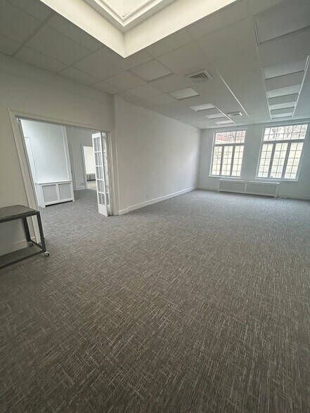 45 E Putnam Ave, Greenwich, CT à louer - Photo du bâtiment - Image 3 de 4