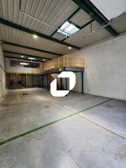 Flex in Marolles-en-Brie for lease - Interior Photo - Image 2 of 4