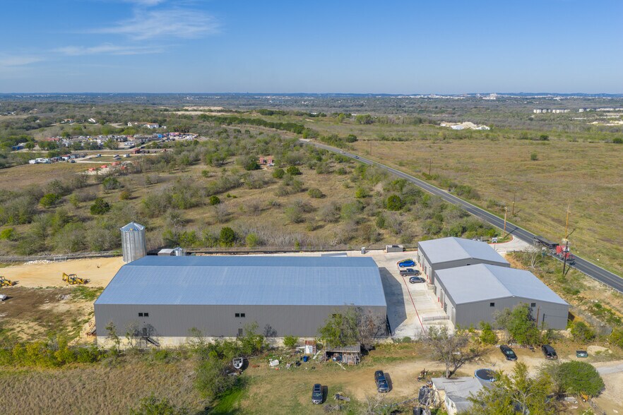 7713 Dee Gabriel Collins Rd, Austin, TX à louer - Photo du bâtiment - Image 2 de 8