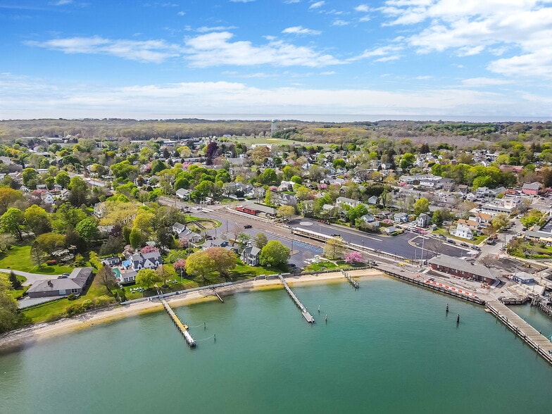 407 Wiggins St, Greenport, NY for sale - Primary Photo - Image 1 of 50