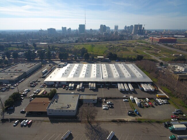 Plus de détails pour 901-915 N B St, Sacramento, CA - Industriel à louer