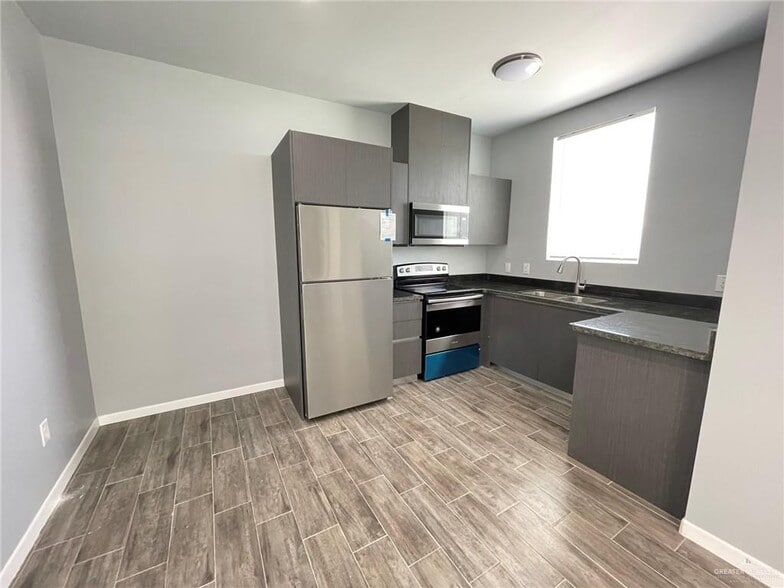 1303 Quitaca Dr, Edinburg, TX for sale - Interior Photo - Image 2 of 9