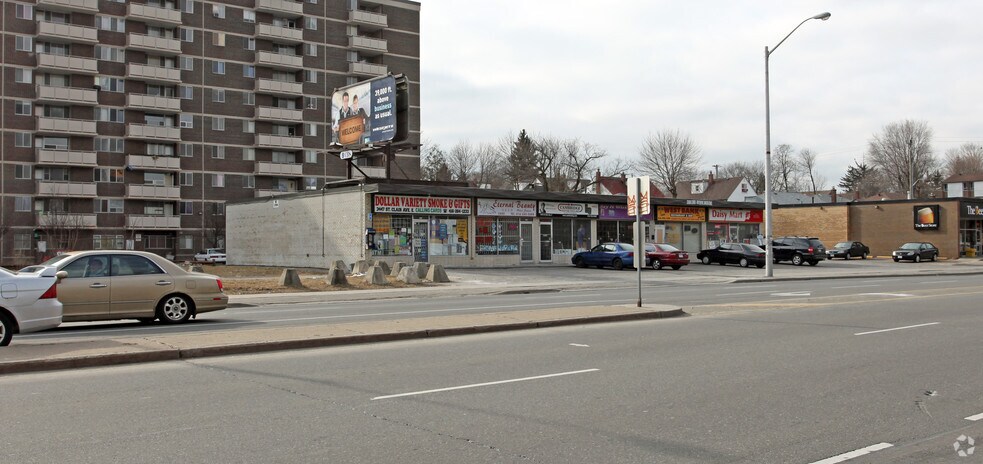3443-3447 St Clair Ave E, Toronto, ON à louer - Photo du bâtiment - Image 2 de 4