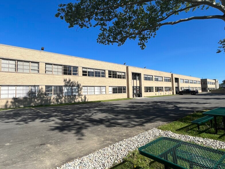 6841 N Rochester Rd, Rochester Hills, MI à louer - Photo du bâtiment - Image 2 de 13