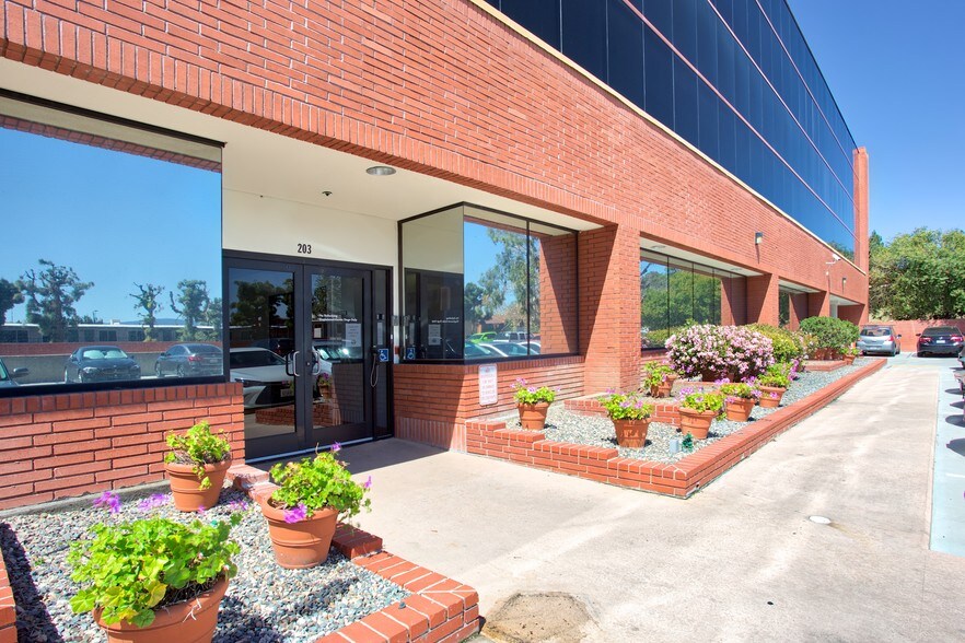 203 N Golden Circle Dr, Santa Ana, CA à louer - Photo du bâtiment - Image 3 de 16