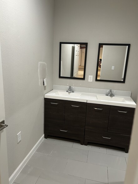 2455 S 4th St, Beaumont, TX for lease - Interior Photo - Image 3 of 22