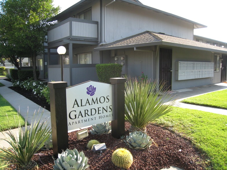 2205 Peach Ave, Clovis, CA for sale - Primary Photo - Image 1 of 16