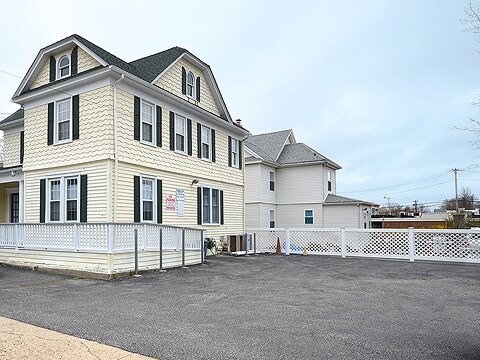 17 S Maryland Ave, Port Washington, NY à vendre - Photo du bâtiment - Image 3 de 3