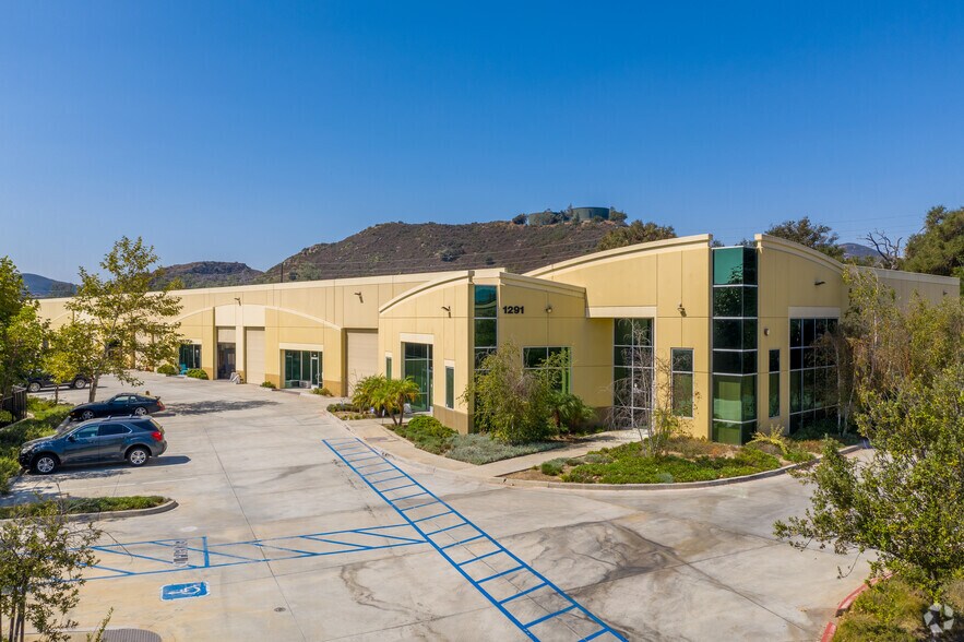 1291 Pacific Oaks Pl, Escondido, CA à louer - Photo du bâtiment - Image 2 de 13