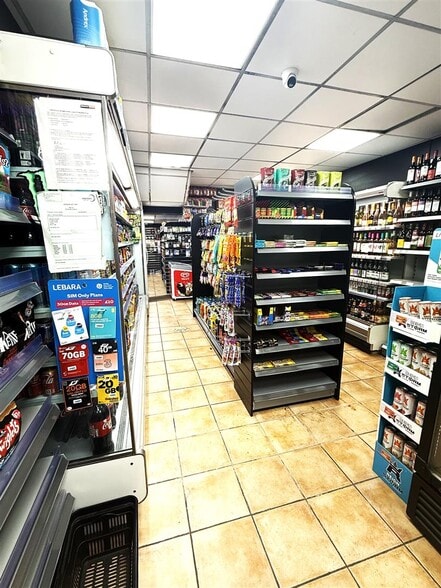 32 High Street Colliers Wood, London for lease - Interior Photo - Image 3 of 6