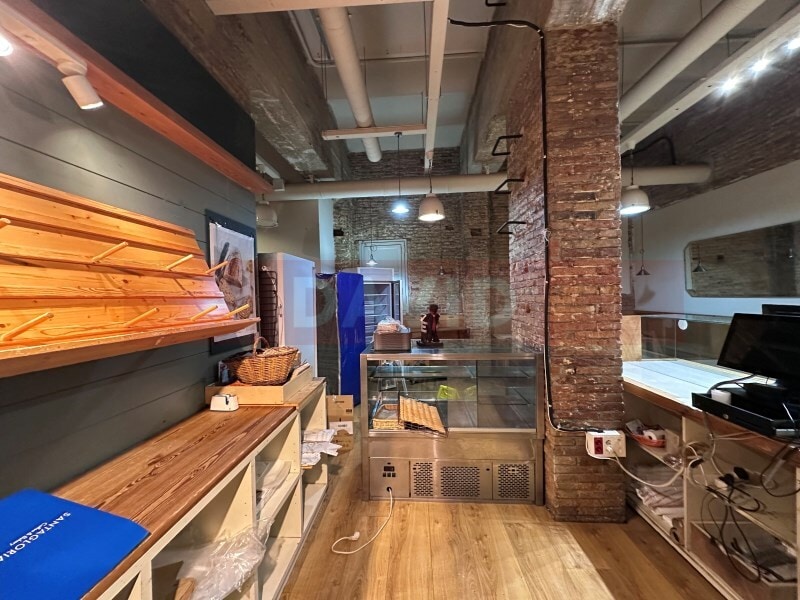 Retail in Barcelona, Barcelona for lease Interior Photo- Image 1 of 6