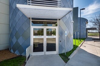 4100 Mapleshade Ln, Plano, TX à louer Photo du bâtiment- Image 2 de 22