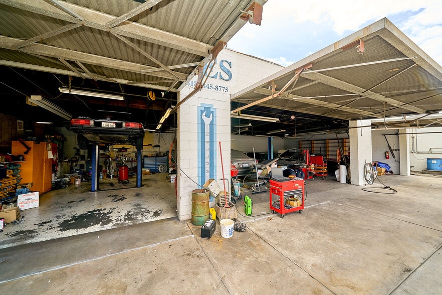 1617 N San Fernando Blvd, Burbank, CA for lease - Building Photo - Image 3 of 6