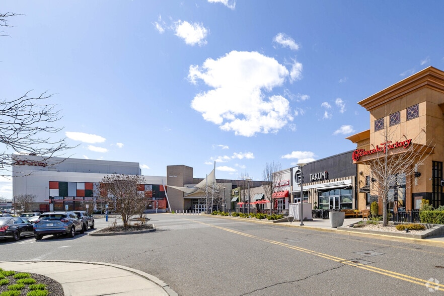 1701 Sunrise Hwy, Bay Shore, NY for lease - Building Photo - Image 3 of 8