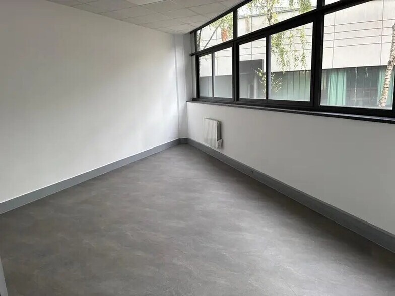 Bureau dans Saint-Denis à louer - Photo du bâtiment - Image 3 de 8