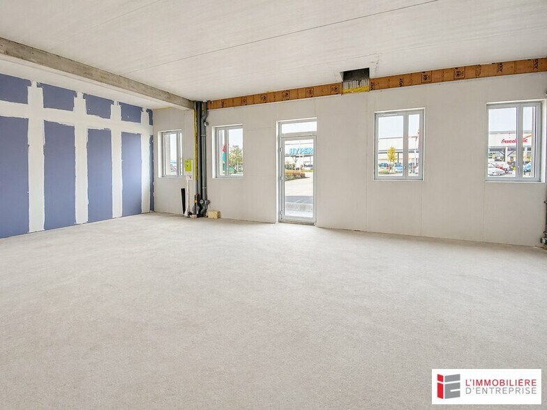Flex in Rennes for lease - Interior Photo - Image 3 of 4