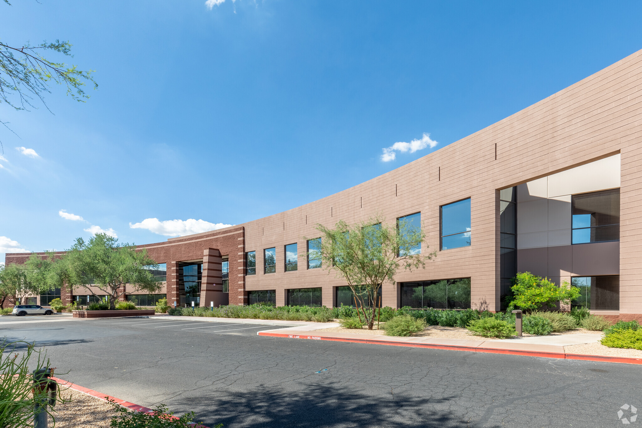 8667-8701 E Hartford Dr, Scottsdale, AZ à louer Photo principale- Image 1 de 19