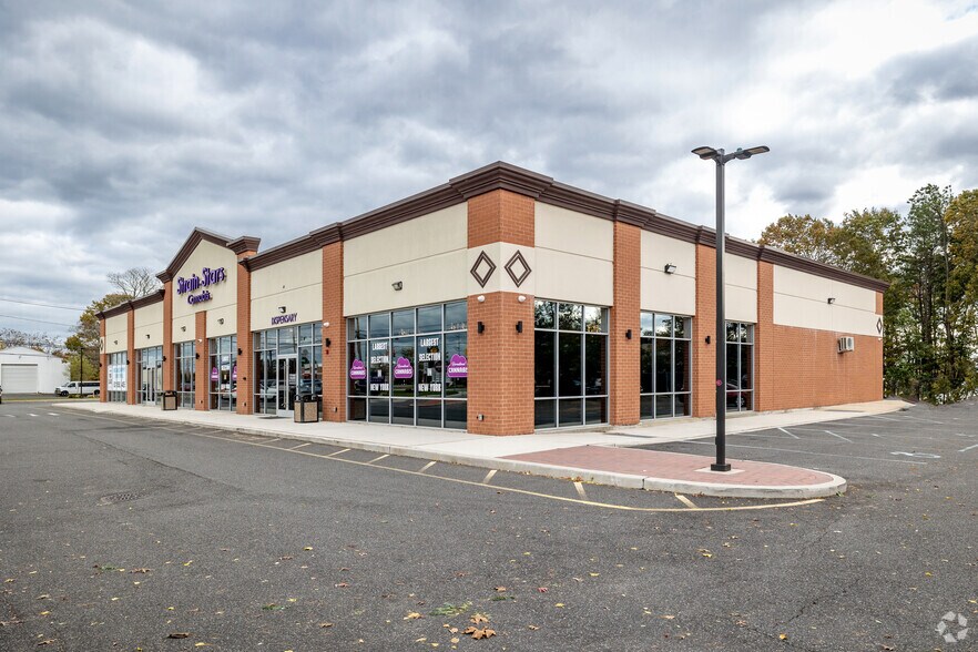 1871 Old Country Rd, Riverhead, NY à louer - Photo du bâtiment - Image 3 de 5