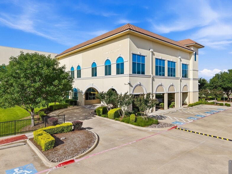 1340 Empire Central Dr, Dallas, TX à louer - Photo du bâtiment - Image 3 de 21